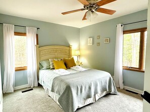 5 Schlafzimmer, Schreibtisch, Bügeleisen/Bügelbrett, Reisekinderbett