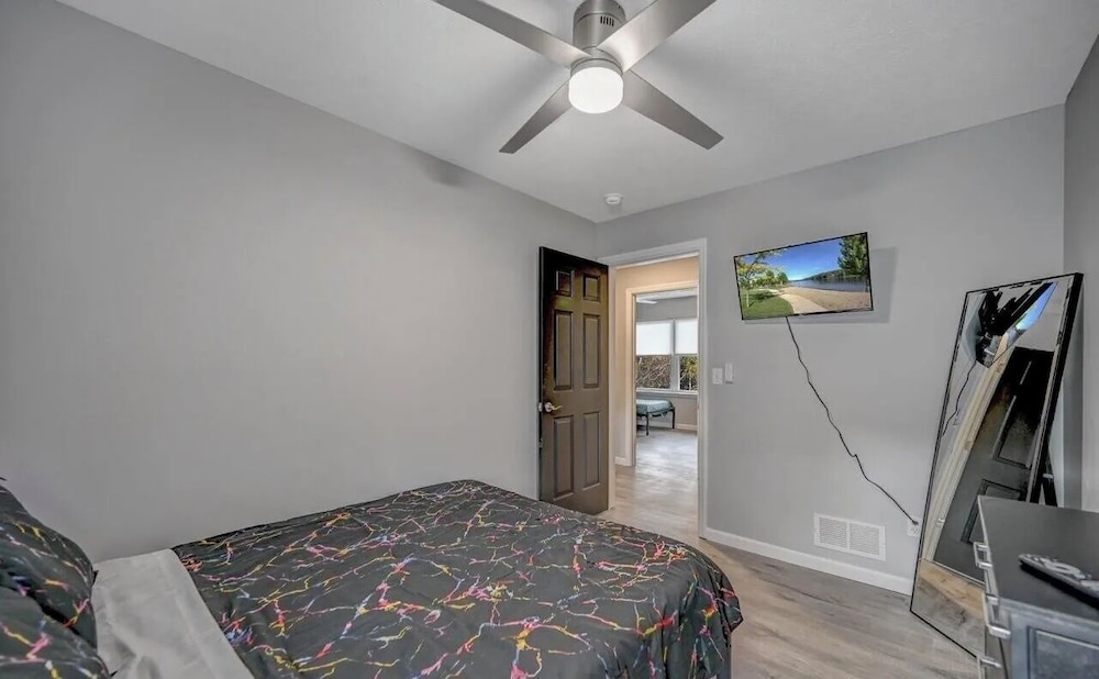 Spacious 4bedroom house in tranquil Long Pond with AC, WiFi Long