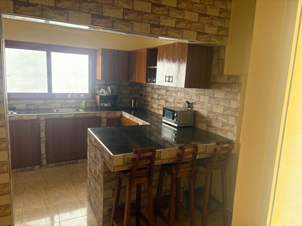 Apartamento | Cocina privada | Frigorífico, microondas, horno y placa de cocina