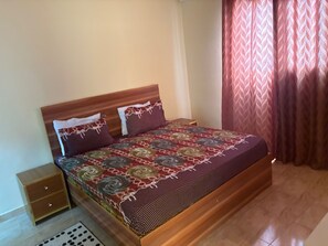 3 bedrooms, free WiFi, bed sheets - Apartment Sleeps 6 With Free Parking (Dakar)