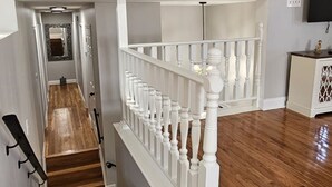 Eine Treppe mit weißen Balustraden und Holzboden.