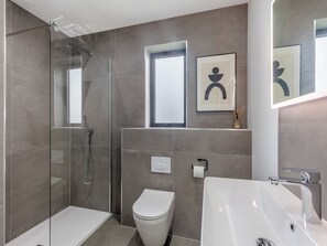 A modern bathroom with a glass-enclosed shower, a toilet, and a bathtub. - Lligwy Lodge 3 - UK42793 (Llangefni)