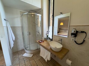 Shower, hair dryer, towels, soap - Le Terrecotte (Sutri)