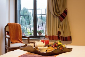 Bao gồm bữa sáng đầy đủ hàng ngày 