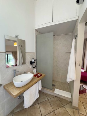 Deluxe Quadruple Room, Park View | Bathroom | Shower, hair dryer, towels, soap - Le Terrecotte (Sutri)