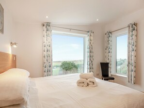3 bedrooms, free WiFi, bed sheets