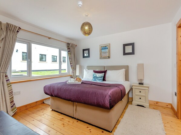 1 bedroom, free WiFi, bed sheets - 1 bedroom accommodation in Kirkhill, near Inverness (Kirkhill, near Inverness)