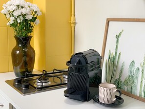 Réfrigérateur, four à micro-ondes, surface de cuisson, cafetière-théière