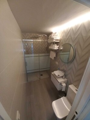 Hair dryer, towels, soap, toilet paper - APARTMENT 3 HOUSE PUERTA DE ALMODOVAR (Córdoba)