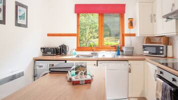 Lavavajillas, trona infantil y utensilios de cocina