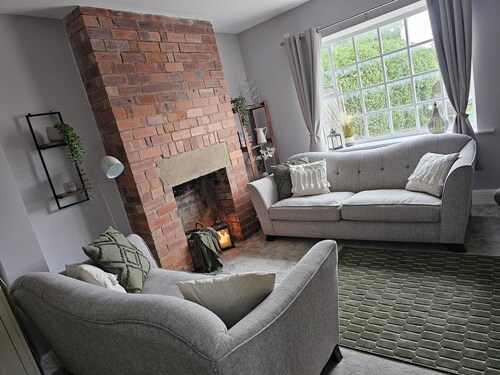 The Sweetbriar Cottage 3 Bedroom House in Leeds