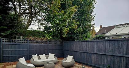 The Sweetbriar Cottage 3 Bedroom House in Leeds