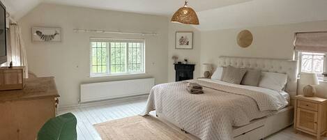 4 عدّة غرف نوم وواي فاي مجانًا وملاءات أسرّة