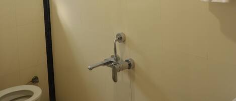 Un baño con inodoro, ducha y lavabo.