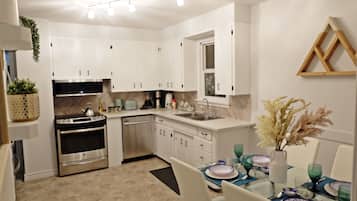 Kylskåp, mikrovågsugn, ugn och spishäll