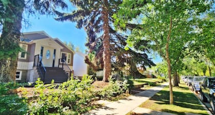 Pretty home in the heart of Edmonton. Main floor, Pet-Friendly!