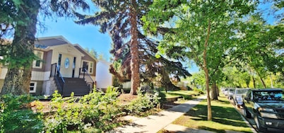 Pretty home in the heart of Edmonton. Main floor, Pet-Friendly!