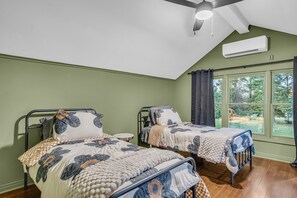 5 bedrooms, iron/ironing board, free WiFi, bed sheets