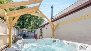 Outdoor spa tub - Hunters Lodge - UK41503 (Hundleton, near Pembroke)