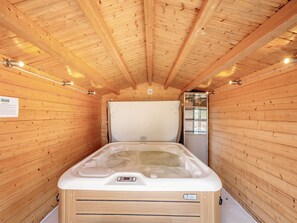 Hot tub | Duck Bay Cottage 2 - Duck Bay Cottages, Alexandria, near Loch Lomond