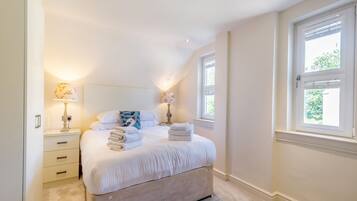 3 bedrooms, WiFi (free), bed sheets