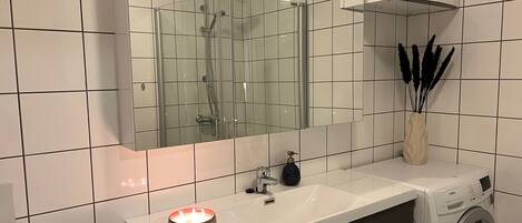 Apartment | Bathroom | Shower, free toiletries, hair dryer, towels
