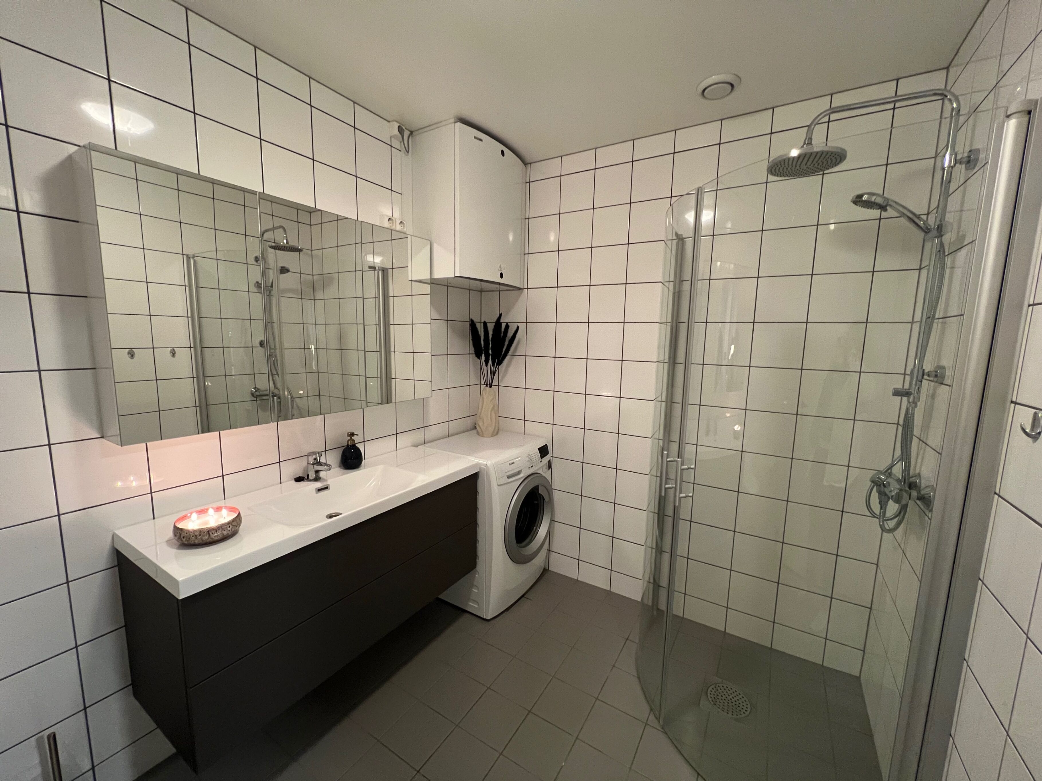 Apartment | Bathroom | Shower, free toiletries, hair dryer, towels