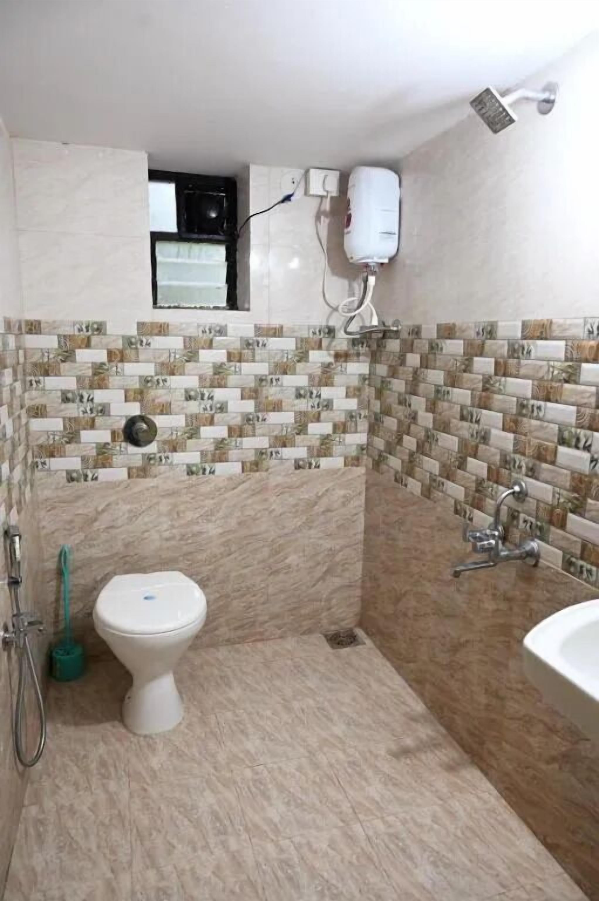 Standard-Apartment | Badezimmer | Seife, Shampoo, Toilettenpapier