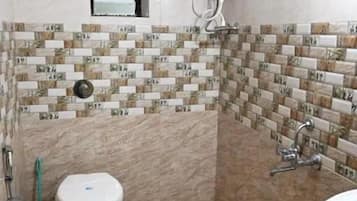 Standard-Apartment | Badezimmer | Seife, Shampoo, Toilettenpapier