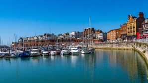 A marina with boats docked, surrounded by historic buildings. - Cute Cosy Cottage | Ramsgate Historic Area | 2bd (Kent)