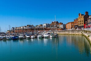 A marina with boats docked, surrounded by historic buildings. - Cute Cosy Cottage | Ramsgate Historic Area | 2bd (Kent)