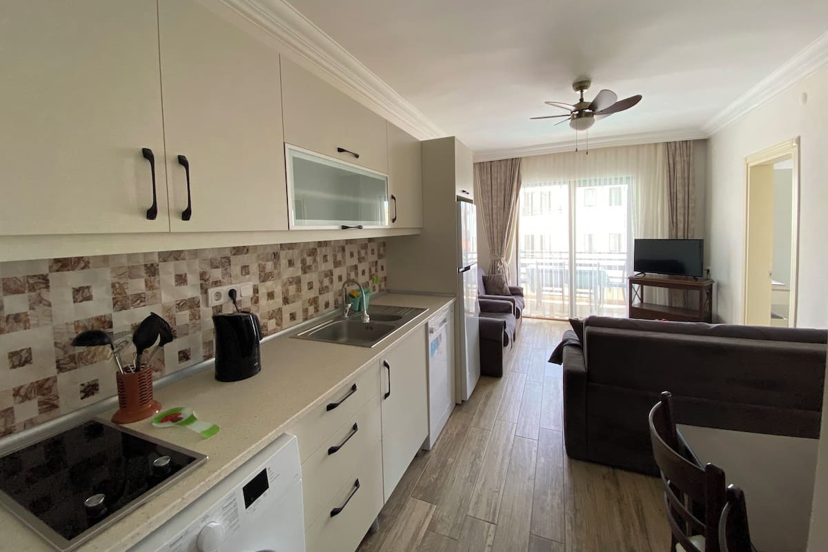 Junior appartement, 2 slaapkamers, uitzicht op zwembad | 2 slaapkamers, luxe beddengoed, een kluis op de kamer, een bureau