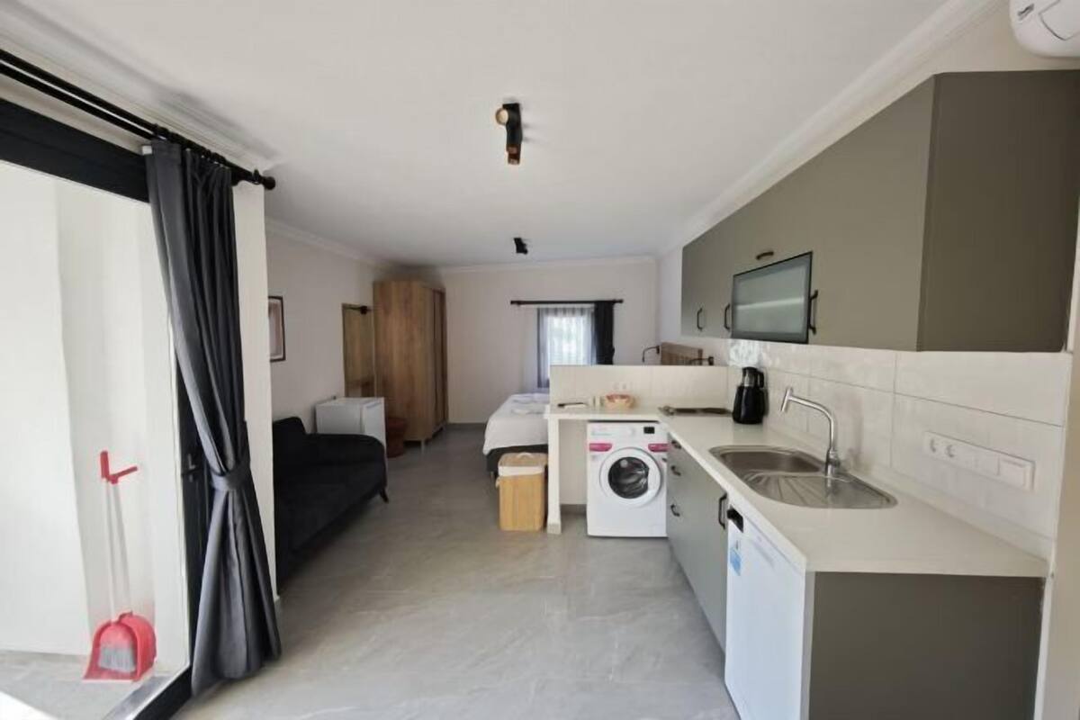 2 bedrooms, premium bedding, in-room safe, desk