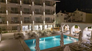 Seasonal outdoor pool, open 8:30 AM to 6:30 PM, free cabanas - Diplomat Suites (Marmaris)