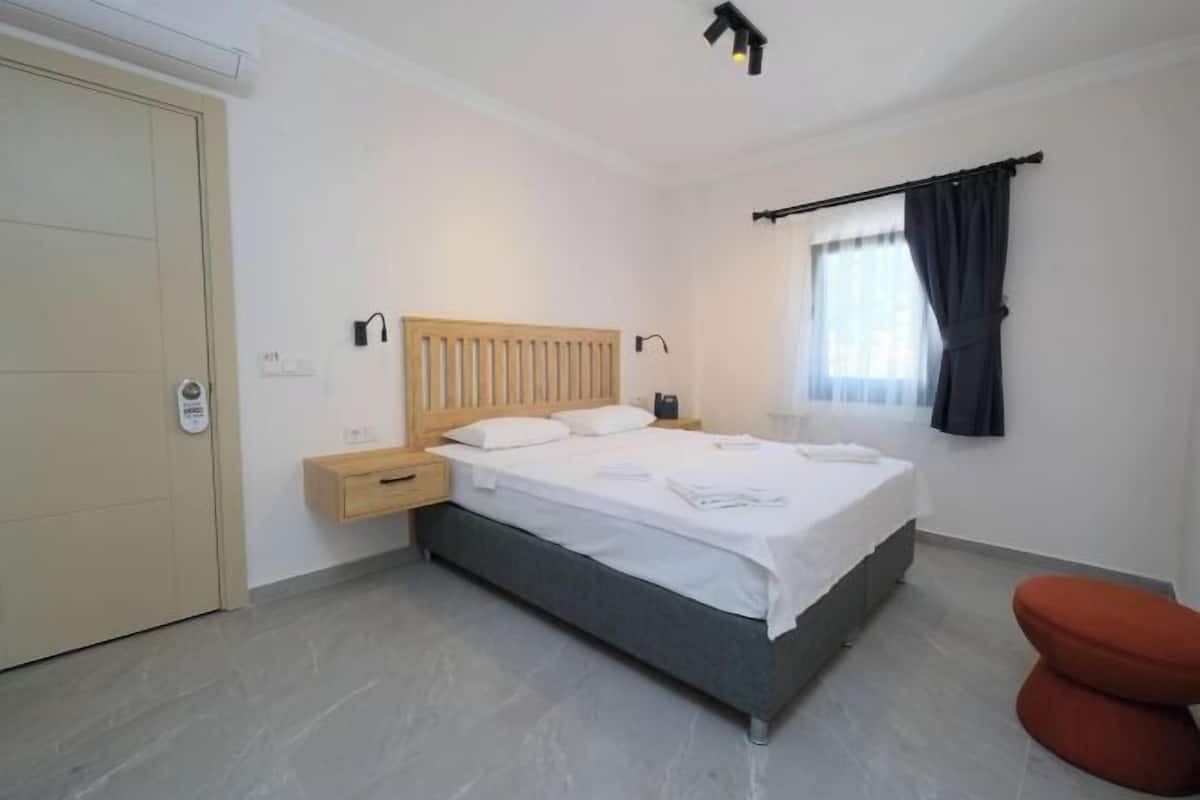 2 bedrooms, premium bedding, in-room safe, desk