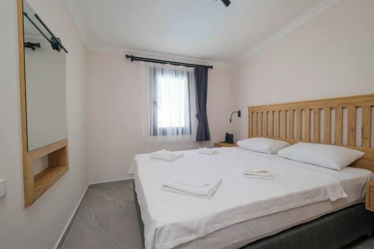 2 bedrooms, premium bedding, in-room safe, desk