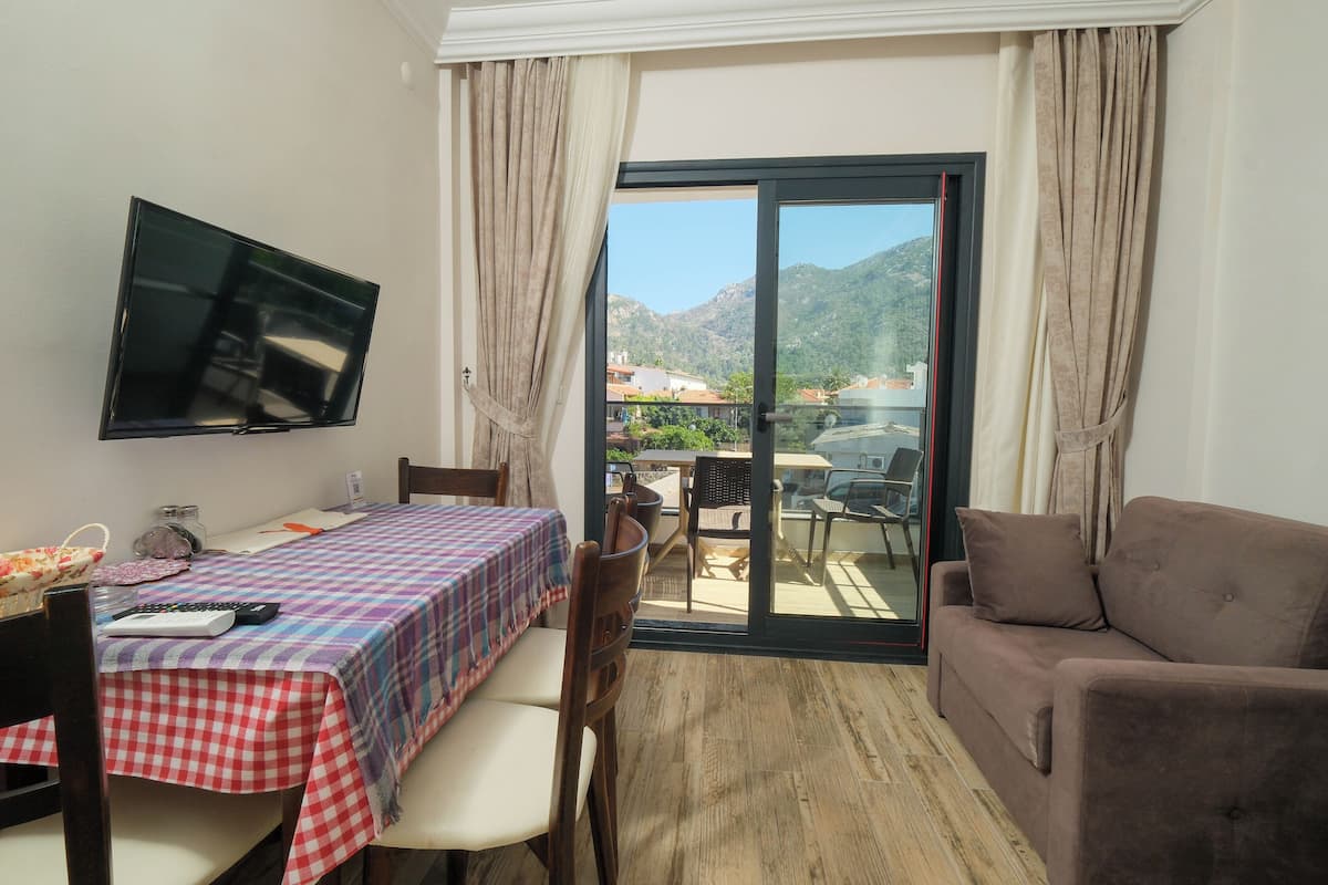 Junior appartement, keuken, uitzicht op bergen | 2 slaapkamers, luxe beddengoed, een kluis op de kamer, een bureau