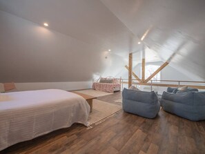 2 bedrooms, desk, WiFi, bed sheets - Experience this stylish and unique stay just 8 minutes from Boothbay Harbor. (Boothbay)