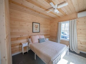 2 bedrooms, desk, WiFi, bed sheets