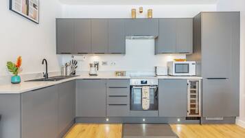 Oppvaskmaskin og høy barnestol