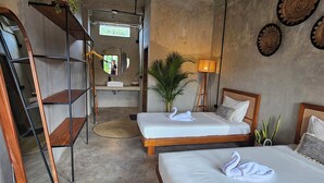 Habitación de hotel con dos camas, una escalera de madera, un espejo, una lámpara y vistas al exterior.