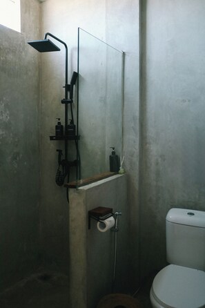 Basic Quadruple Room | Bathroom | Shower, towels, shampoo, toilet paper - Salty Prana Retreat Center (Pecatu)