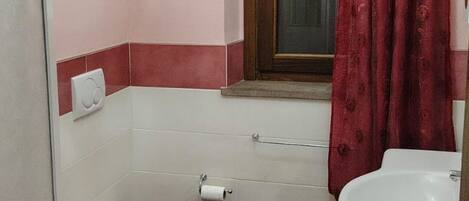 Suihku, hiustenkuivaaja, bidee, pyyhkeet