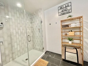 Towels, soap, toilet paper - Cozy 1-bedroom with AC, WiFi in lovely Portland (Portland)