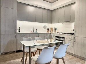Dining - Cozy 1-bedroom with AC, WiFi in lovely Portland (Portland)