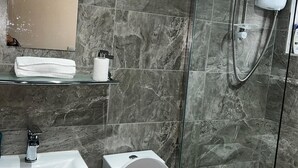 A modern bathroom with a glass shower enclosure, a sink, a toilet, and a mirror. - Leeds Urban Retreat- Pet Friendly Flat (Leeds)