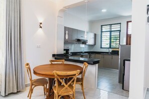 Pentole/stoviglie/utensili, tavolo da pranzo