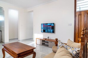 TV - Spacious 2-Bedroom Family Oasis in the City (Nairobi)