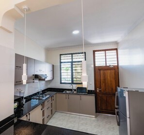 Pentole/stoviglie/utensili, tavolo da pranzo