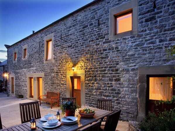 Outdoor dining - 5 bedroom accommodation in Litton, near Buxton (Litton, near Buxton)